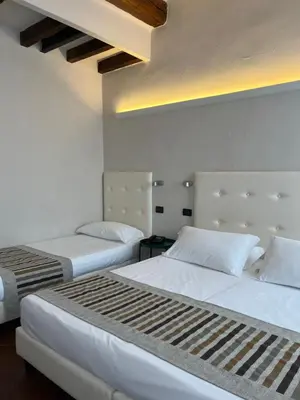 Letto o letti in una camera di Residenza Accademia, MantegnaHotels