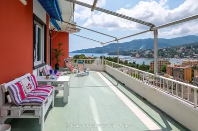 Vista generica sulle montagne o vista sulle montagne dall'interno dell'appartamento