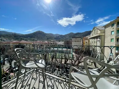 Vista generica sulle montagne o vista sulle montagne dall'interno dell'appartamento