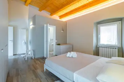 Letto o letti in una camera di GuestHost - Comfy & Roomy Apt - View on the Ligurian Hills!