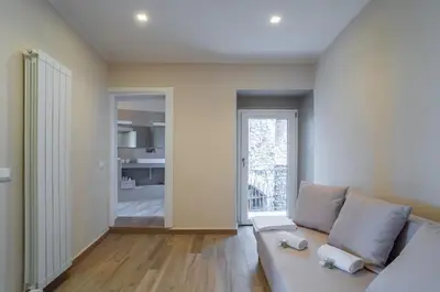 Area soggiorno di GuestHost - Comfy & Roomy Apt - View on the Ligurian Hills!