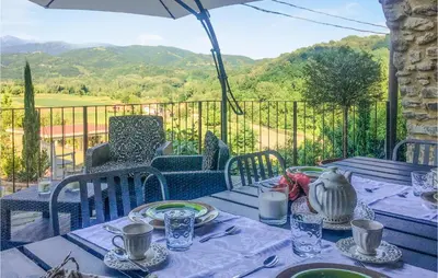Vista generica sulle montagne o vista sulle montagne dall'interno della casa vacanze