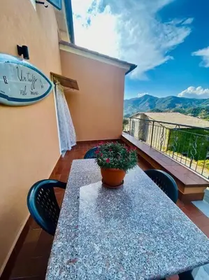 Vista generica sulle montagne o vista sulle montagne dall'interno della casa vacanze