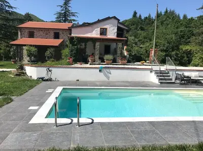 Piscina di Casale del Pozzo-Villa with pool - Fosdinovo in the borgo of Pulica o nelle vicinanze