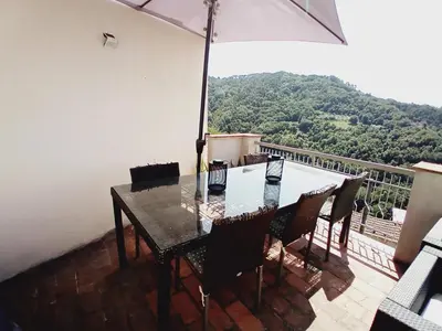 Vista generica sulle montagne o vista sulle montagne dall'interno dell'appartamento