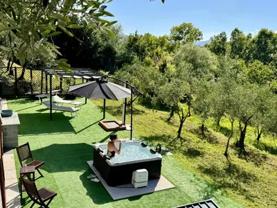Giardino di Ca' Degli Ulivi Relax - uso esclusivo con jacuzzi in Lunigiana vicino cinque terre
