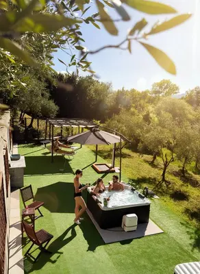 Giardino di Ca' Degli Ulivi Relax - uso esclusivo con jacuzzi in Lunigiana vicino cinque terre