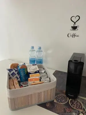 Set per la preparazione di tè e caffè presso Minimal Loft in centro a Piacenza