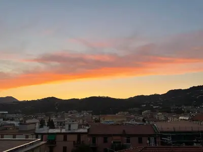 Vista generica sulle montagne o vista sulle montagne dall'interno dell'appartamento