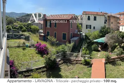 Vista generica sulle montagne o vista sulle montagne dall'interno dell'appartamento