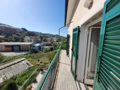 Vista generica sulle montagne o vista sulle montagne dall'interno dell'appartamento