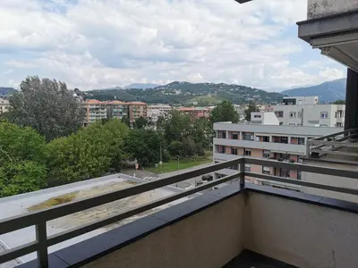 Vista generica sulle montagne o vista sulle montagne dall'interno dell'appartamento