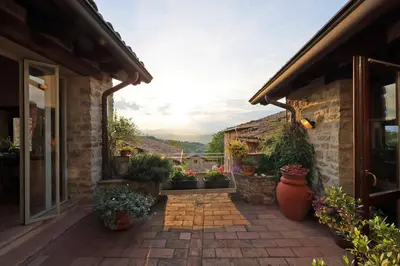Vista generica sulle montagne o vista sulle montagne dall'interno della casa vacanze