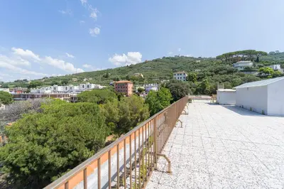 Vista generica sulle montagne o vista sulle montagne dall'interno dell'appartamento