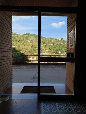 Vista generica sulle montagne o vista sulle montagne dall'interno dell'appartamento