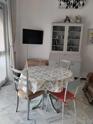 TV o dispositivi per l'intrattenimento presso Appartamento silenzioso comodo alle spiagge e stazione ferroviaria