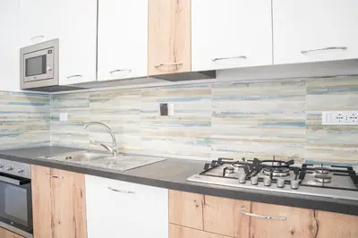 Cucina o angolo cottura di 045b - Villetta Moderna 02-24E con VASCA IDROMASSAGGIO in giardino, solo 15 minuti da Mare e Spiaggia - Posto Auto GRATUITO