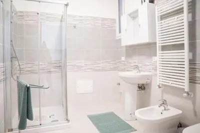 Bagno di 045b - Villetta Moderna 02-24E con VASCA IDROMASSAGGIO in giardino, solo 15 minuti da Mare e Spiaggia - Posto Auto GRATUITO