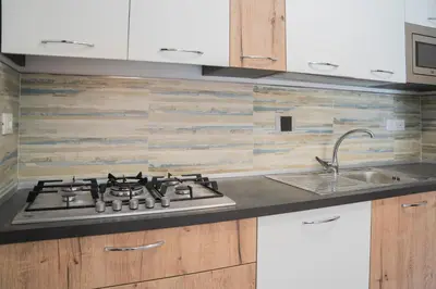 Cucina o angolo cottura di 044b - Villetta Moderna 01-24D con VASCA IDROMASSAGGIO in giardino, solo 15 minuti dal Mare e Spiaggia - Posto Auto GRATUITO