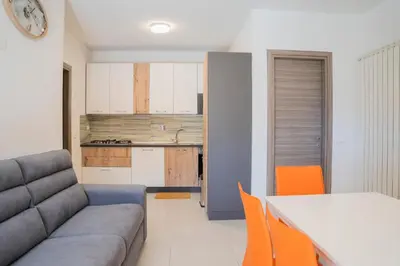 Cucina o angolo cottura di 044b - Villetta Moderna 01-24D con VASCA IDROMASSAGGIO in giardino, solo 15 minuti dal Mare e Spiaggia - Posto Auto GRATUITO