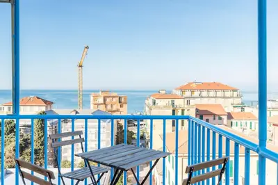 Vista generica sul mare o vista sul mare dall'interno dell'appartamento