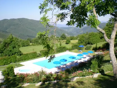Vista generica sulle montagne o vista sulle montagne dall'interno dell'appartamento