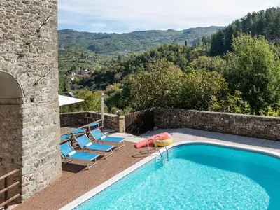 Vista generica sulle montagne o vista sulle montagne dall'interno dell'appartamento