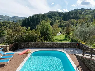 Vista generica sulle montagne o vista sulle montagne dall'interno dell'appartamento