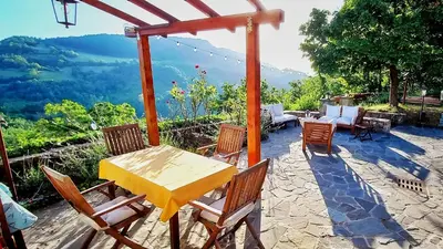 Vista generica sulle montagne o vista sulle montagne dall'interno del bed & breakfast