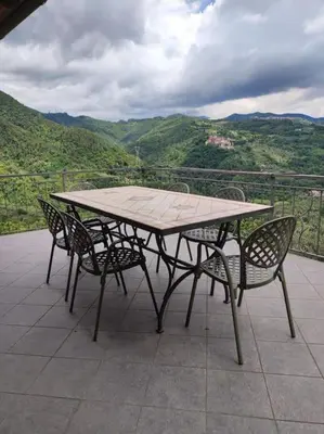 Vista generica sulle montagne o vista sulle montagne dall'interno della casa vacanze