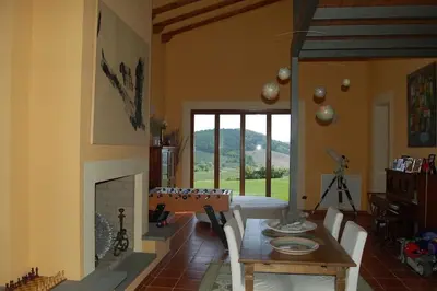 Vista generica sulle montagne o vista sulle montagne dall'interno della villa