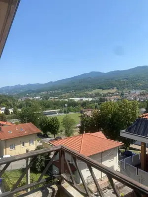 Vista generica sulle montagne o vista sulle montagne dall'interno dell'hotel
