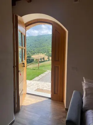 Vista generica sulle montagne o vista sulle montagne dall'interno dell'agriturismo