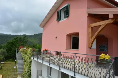 Vista generica sulle montagne o vista sulle montagne dall'interno dell'affittacamere