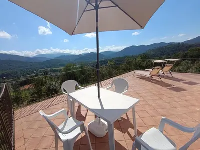 Vista generica sulle montagne o vista sulle montagne dall'interno della casa vacanze