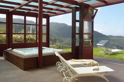 Vista generica sulle montagne o vista sulle montagne dall'interno della villa