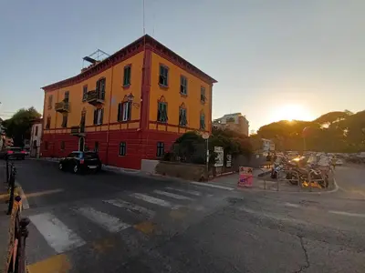 Alba o tramonto visti dall'interno dell'affittacamere o dai dintorni