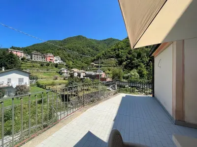Vista generica sulle montagne o vista sulle montagne dall'interno dell'appartamento