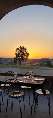 Alba o tramonto visti dall'interno dell'agriturismo o dai dintorni