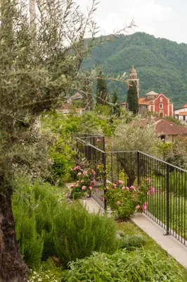 Vista generica sulle montagne o vista sulle montagne dall'interno della villa