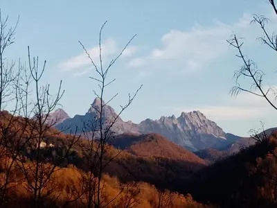 Vista generica sulle montagne o vista sulle montagne dall'interno dell'appartamento