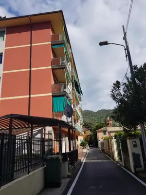 Vista generica sulle montagne o vista sulle montagne dall'interno dell'appartamento