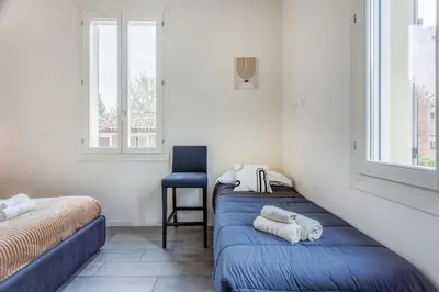 Letto o letti in una camera di Urban Comfort Stay near Ferrari museum & Railway