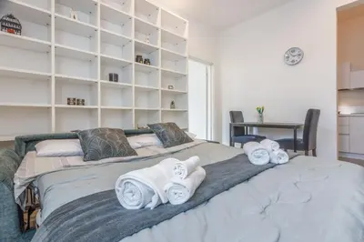 Letto o letti in una camera di Urban Comfort Stay near Ferrari museum & Railway