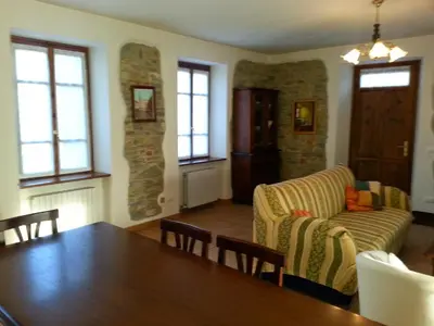 Area soggiorno di Refurbished 3 Bedroom Farmhouse in Emilia