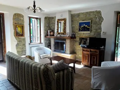 TV o dispositivi per l'intrattenimento presso Refurbished 3 Bedroom Farmhouse in Emilia