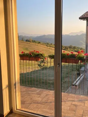 Vista generica sulle montagne o vista sulle montagne dall'interno dell'agriturismo