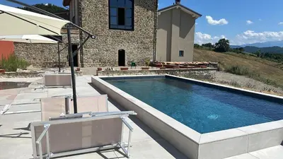 Piscina di Fuoridicampo beige o nelle vicinanze