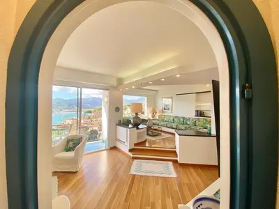 Area soggiorno di WELCOME RIVIERA-Paradiso 12-PARKING 2,25 METERS WIDE-vista mare stupenda-balcone con vista meravigliosa-terrazza sovrastante di 70 mq esterna-