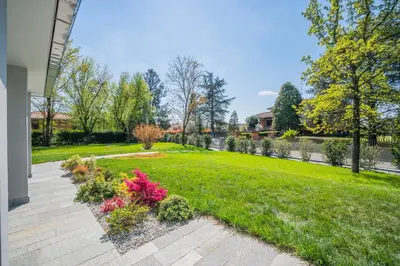 Giardino di Royal Suite Parma con Piscine Calda e Fredda